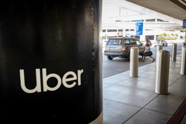 CDMX: Uber exige acatar fallo que impide sancionar conductores; taxistas bloquean AICM