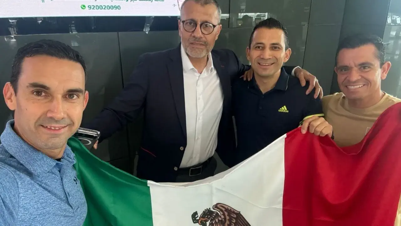 César Ramos y auxiliares llegan a México tras quedar varados en Qatar