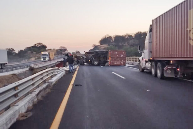 Chofer fallece; tráiler cuelga de puente en la Autopista de Occidente
