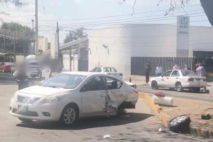 Choque entre dos vehículos frente al IMSS Camelinas, Morelia, Michoacán