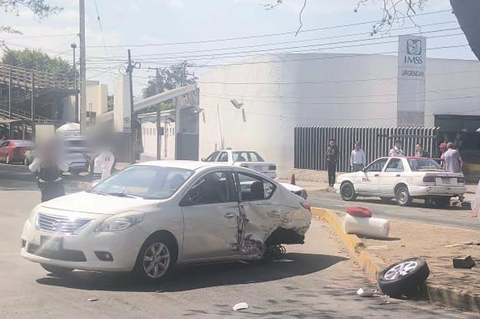 Choque entre dos vehículos frente al IMSS Camelinas, Morelia, Michoacán