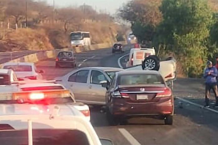 Choque múltiple y volcadura en la carretera Morelia-Salamanca, Michoacán