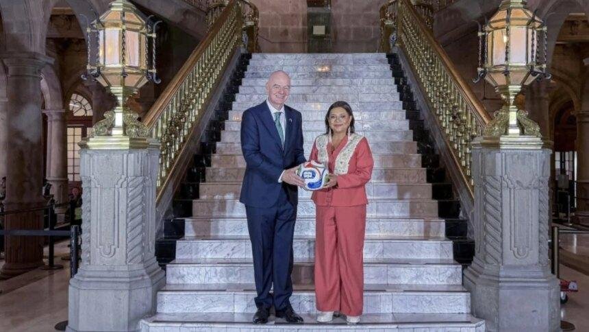 Clara Brugada y Gianni Infantino supervisan obras para el Mundial