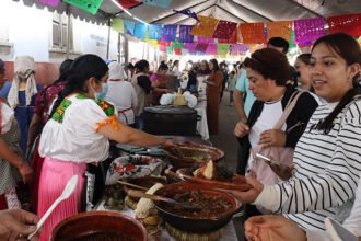 Cocineras tradicionales participan en Tianguis Artesanal de Domingo de Ramos