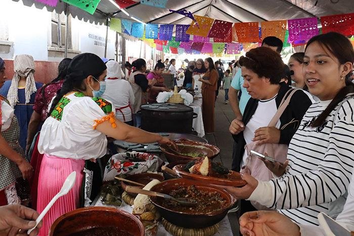 Cocineras tradicionales participan en Tianguis Artesanal de Domingo de Ramos