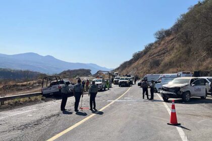 Colisión frontal en la autopista Siglo XXI deja cinco guardias civiles lesionados