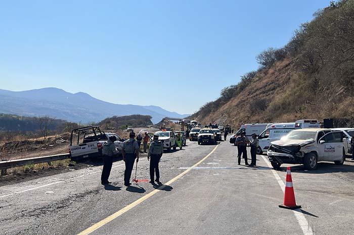 Colisión frontal en la autopista Siglo XXI deja cinco guardias civiles lesionados