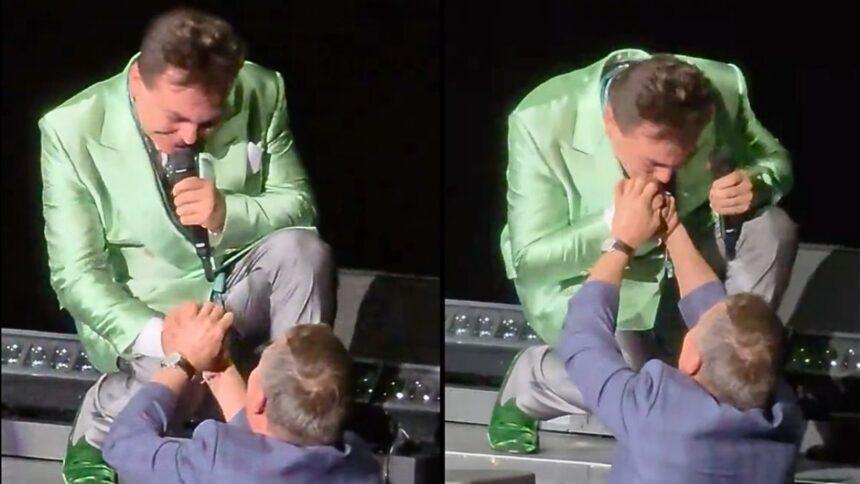 Cristian Castro detiene concierto para besar la mano de Julio César Chávez