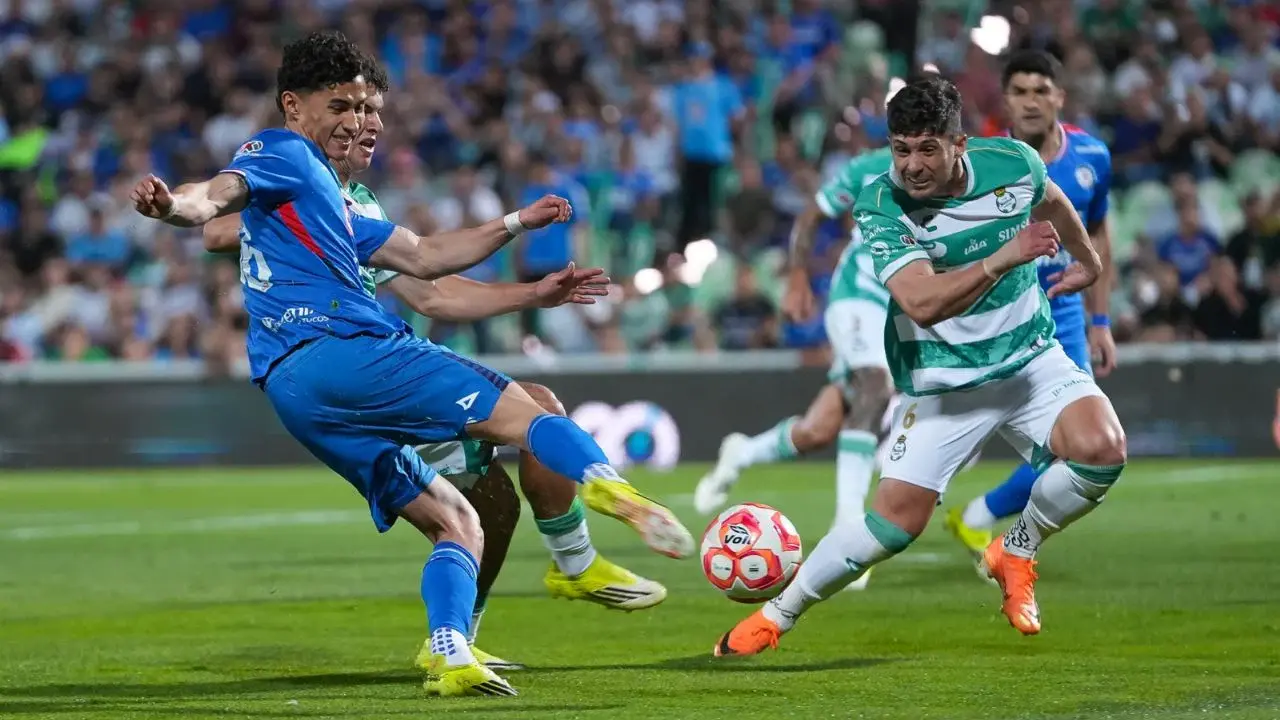 Cruz Azul sufre ante Santos en el TSM y mantiene liderato
