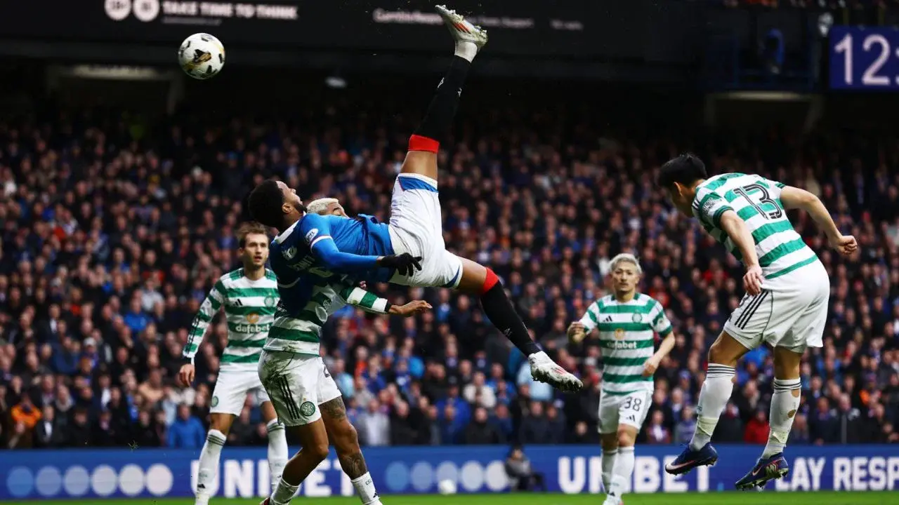 Delantero portugués del Rangers anota chilena en el Clásico de Escocia