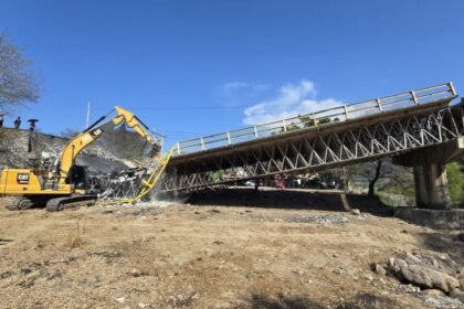 Demuelen puente dañado en Puerto Vallarta, Jalisco, tras abatimiento de El Mencho