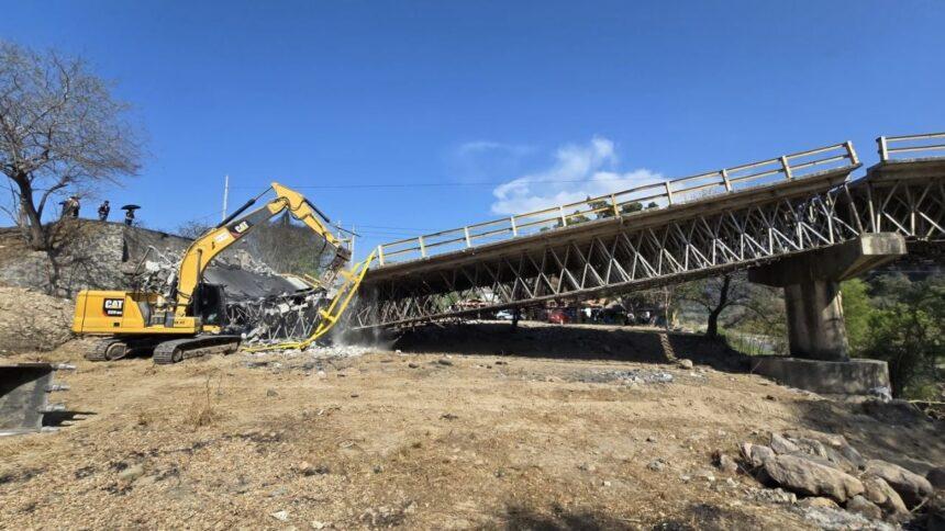 Demuelen puente dañado en Puerto Vallarta, Jalisco, tras abatimiento de El Mencho