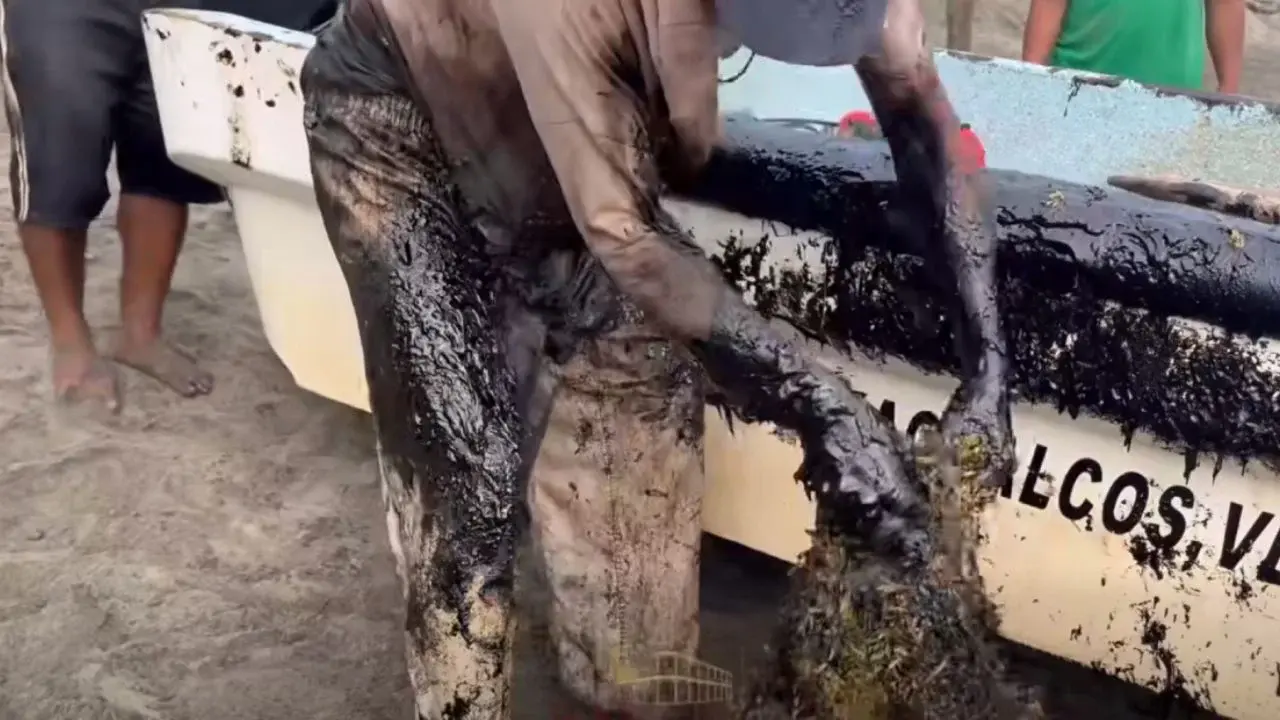 Derrame de hidrocarburo afecta playas de Pajapan y Coatzacoalcos, Veracruz