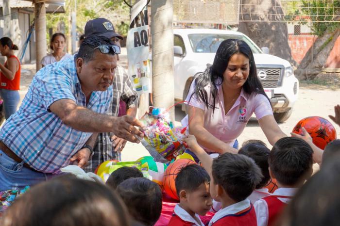DIF Municipal entrega apoyos a niñas y niños de Nexpa y Teolán