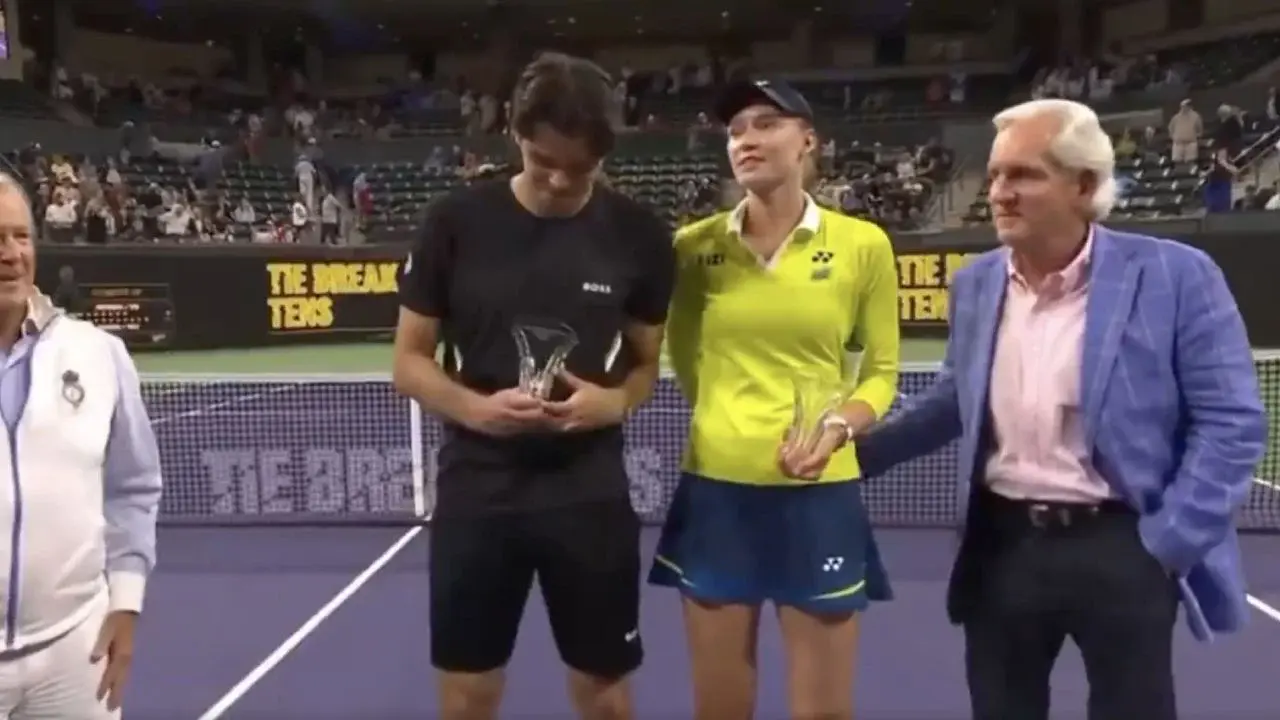 Elena Rybakina aparta la mano de un hombre en premiación