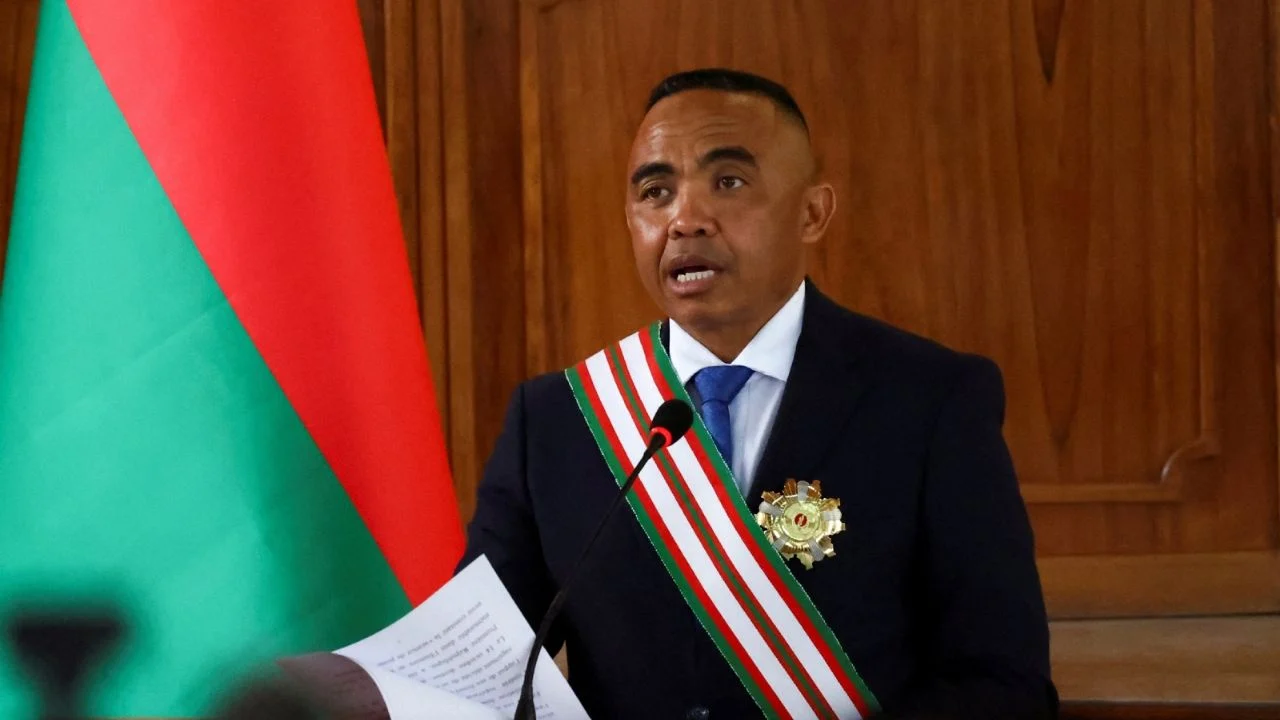 En Antananarivo, líder militar de Madagascar nombra primer ministro tras disolver gobierno