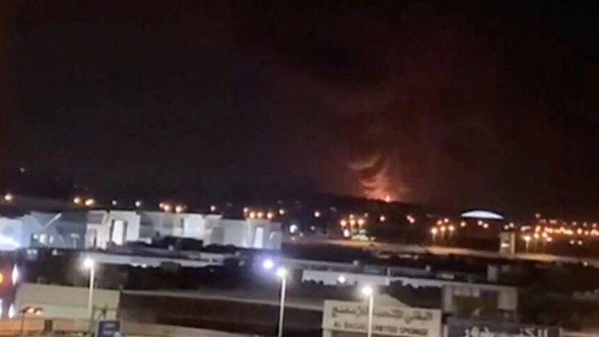 En Dubái, ataque iraní impacta buque petrolero kuwaití en puerto