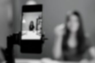 Fallece influencer en plena transmisión tras semana con dolor de cabeza