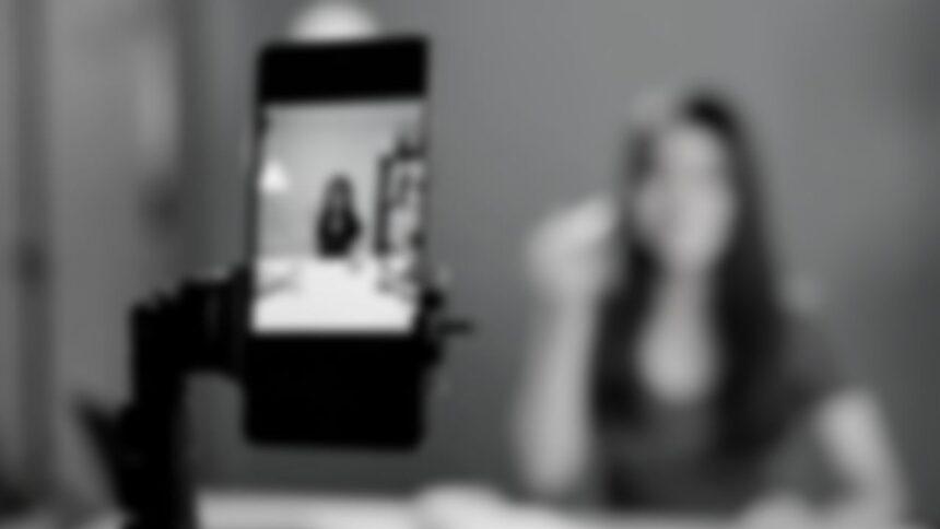 Fallece influencer en plena transmisión tras semana con dolor de cabeza