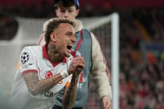 Futbolista sufre lesión en pulgar por choque con valla; club reclama indemnización