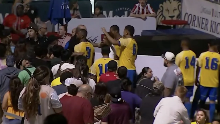 Futbolistas protagonizan pelea en la cancha y suben a las gradas