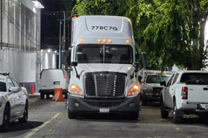 Guardia Nacional asegura tráiler con presunta droga en caseta de Ecuandureo, Michoacán