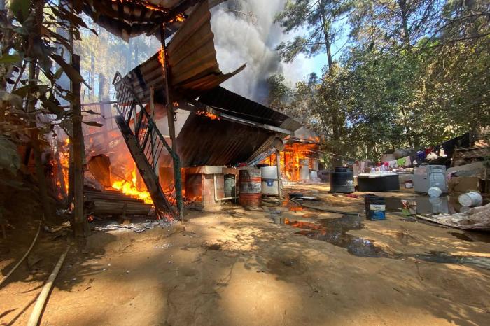 Incendio consume vivienda en colonia Buenos Aires de Uruapan, Michoacán