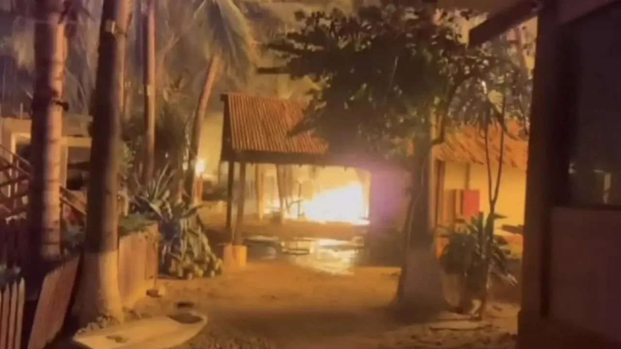 Incendio destruye más de 60 cabañas en Punta Zicatela, Oaxaca