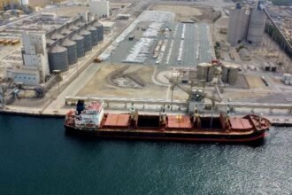 Irán afirma haber atacado buque de apoyo estadounidense en Golfo de Omán