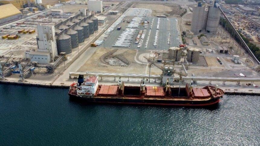 Irán afirma haber atacado buque de apoyo estadounidense en Golfo de Omán