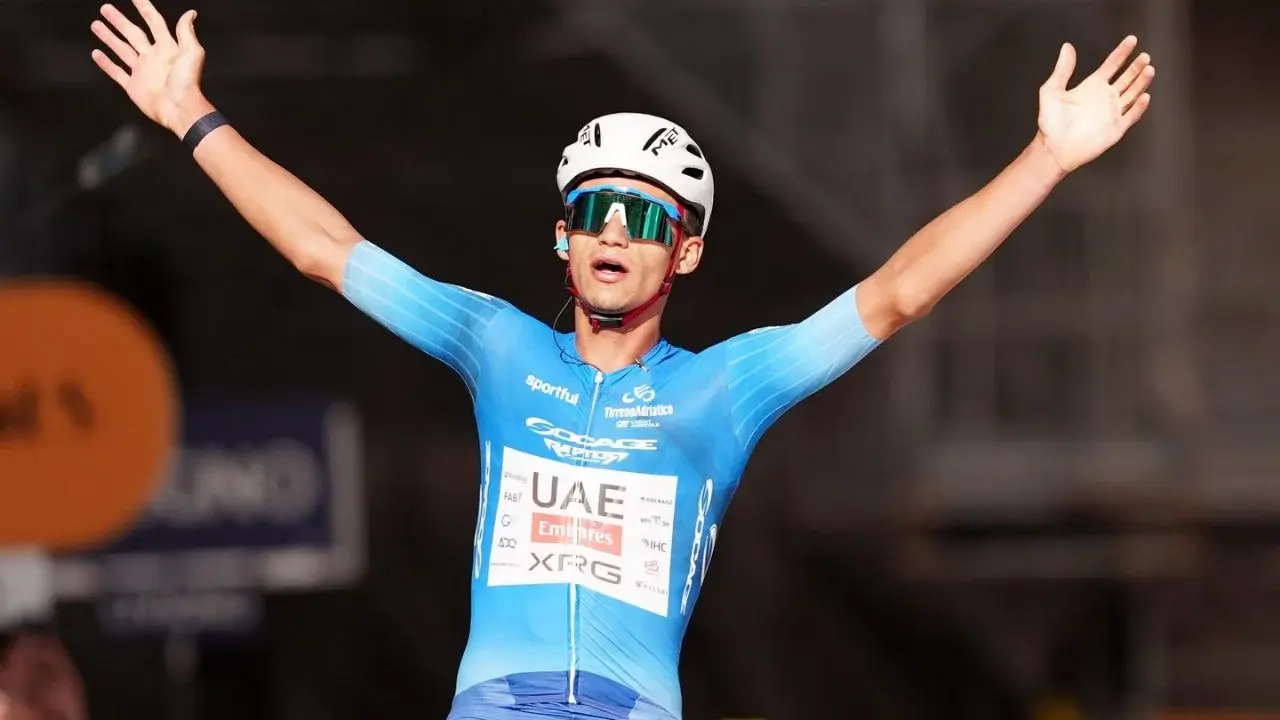 Isaac del Toro gana sexta etapa y prácticamente asegura el Tirreno-Adriático