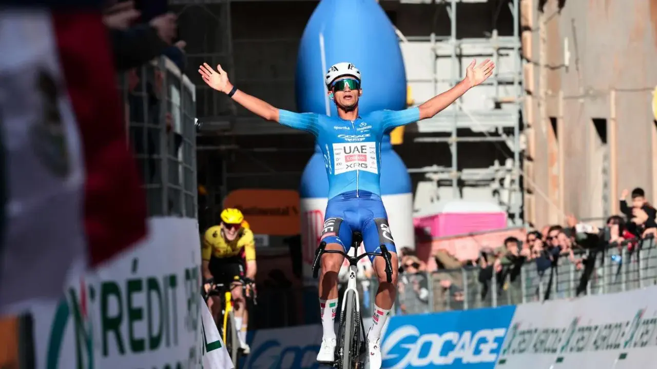 Isaac del Toro, orgulloso, dedica triunfo en Tirreno-Adriático a compañeros