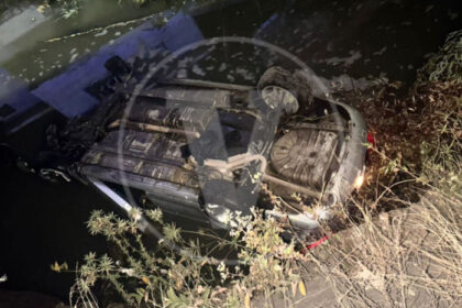 Joven conductor ileso tras caer a canal de aguas negras en Morelia