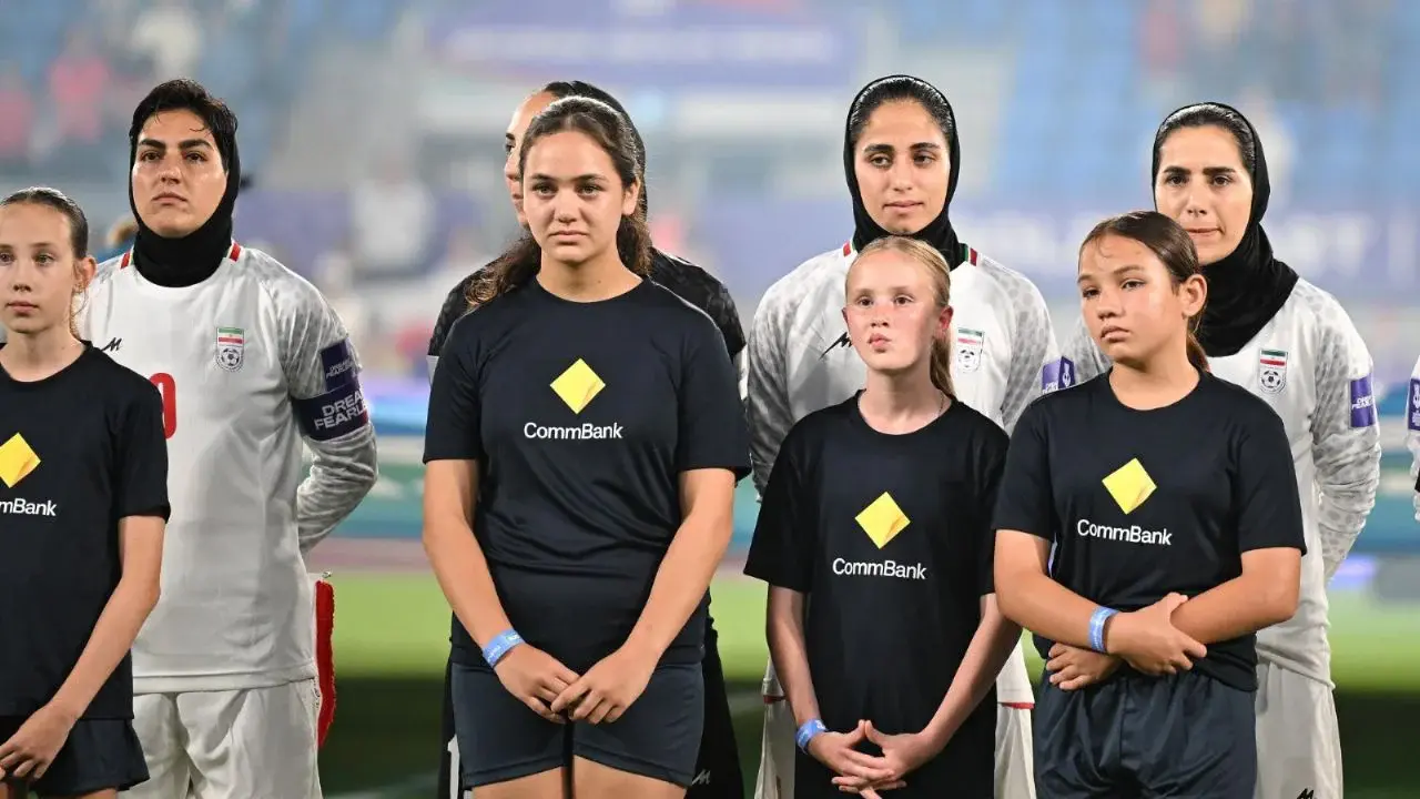 Jugadoras iraníes no entonan el himno en debut asiático