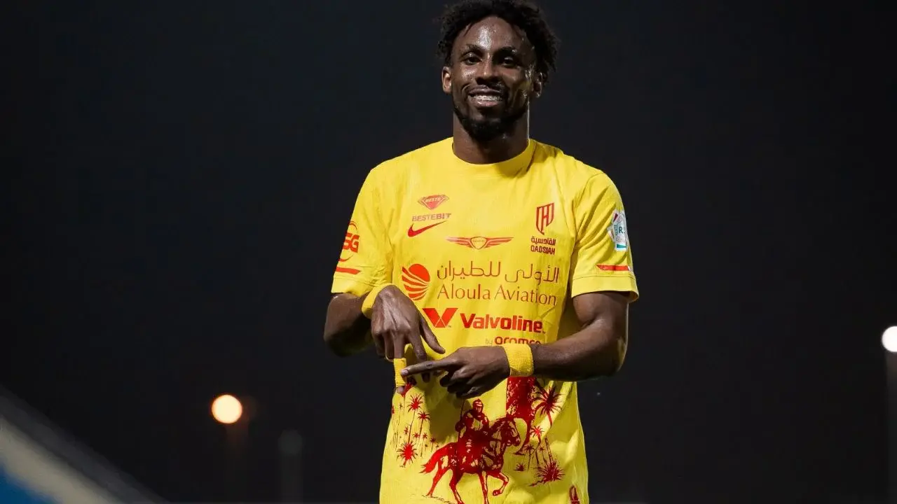 Julián Quiñones anota doblete y lidera el goleo en Arabia Saudita