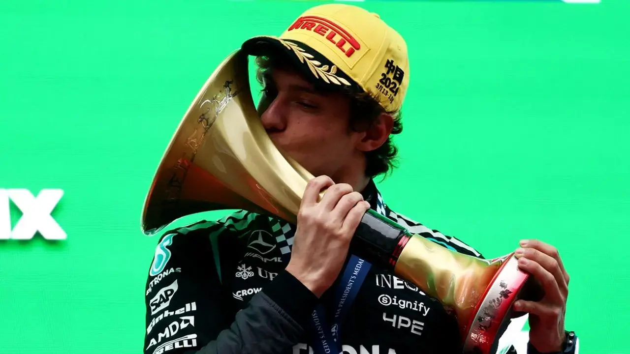 Kimi Antonelli, piloto de Mercedes, llora tras su primera victoria en F1