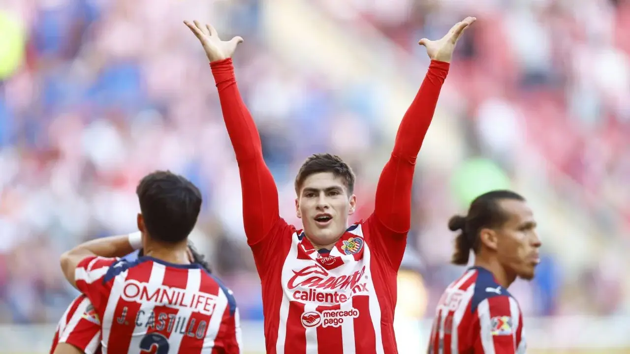 La 'Hormiga' González firma doblete y Chivas vence a Santos