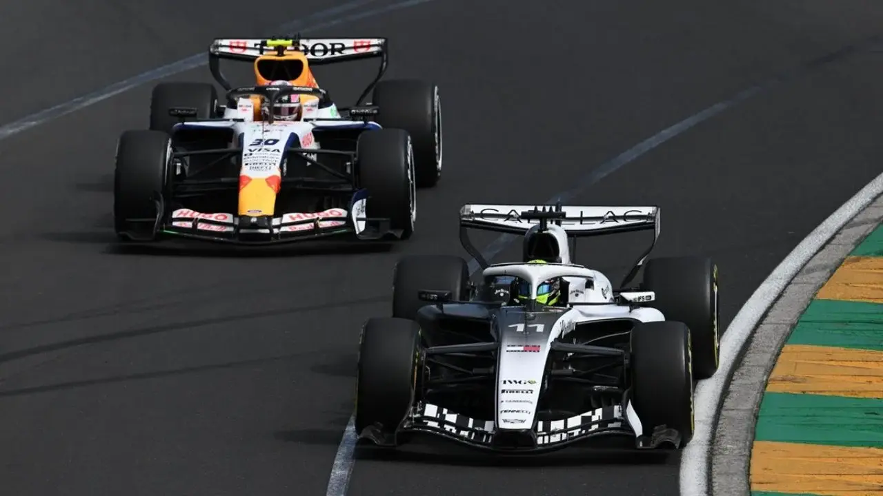 Liam Lawson critica a Checo Pérez por cerrar su paso