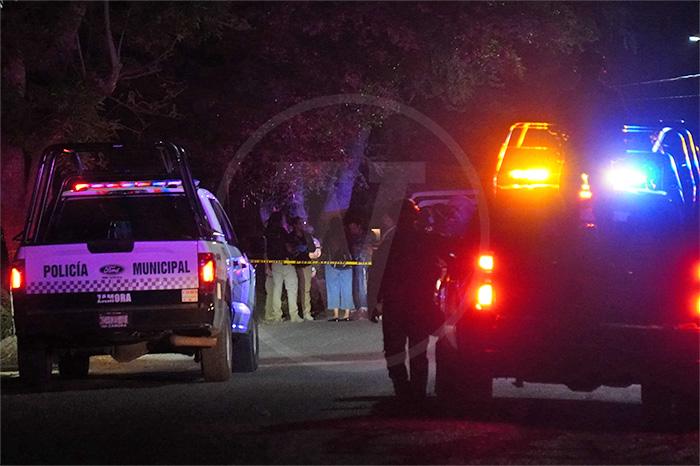 Localizan cadáver con narcomensaje en carretera de Zamora, Michoacán