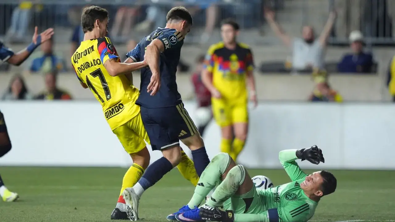 Luis Ángel Malagón sale en camilla; lesión pone en riesgo su Mundial