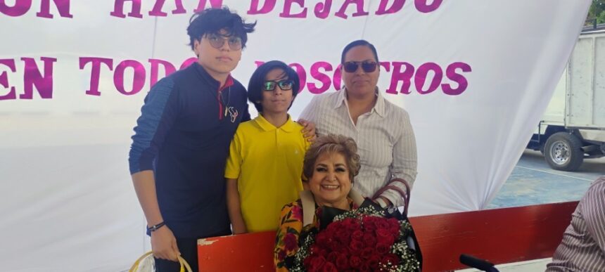 Maestra María Olivia se jubila en Irapuato tras décadas formando generaciones