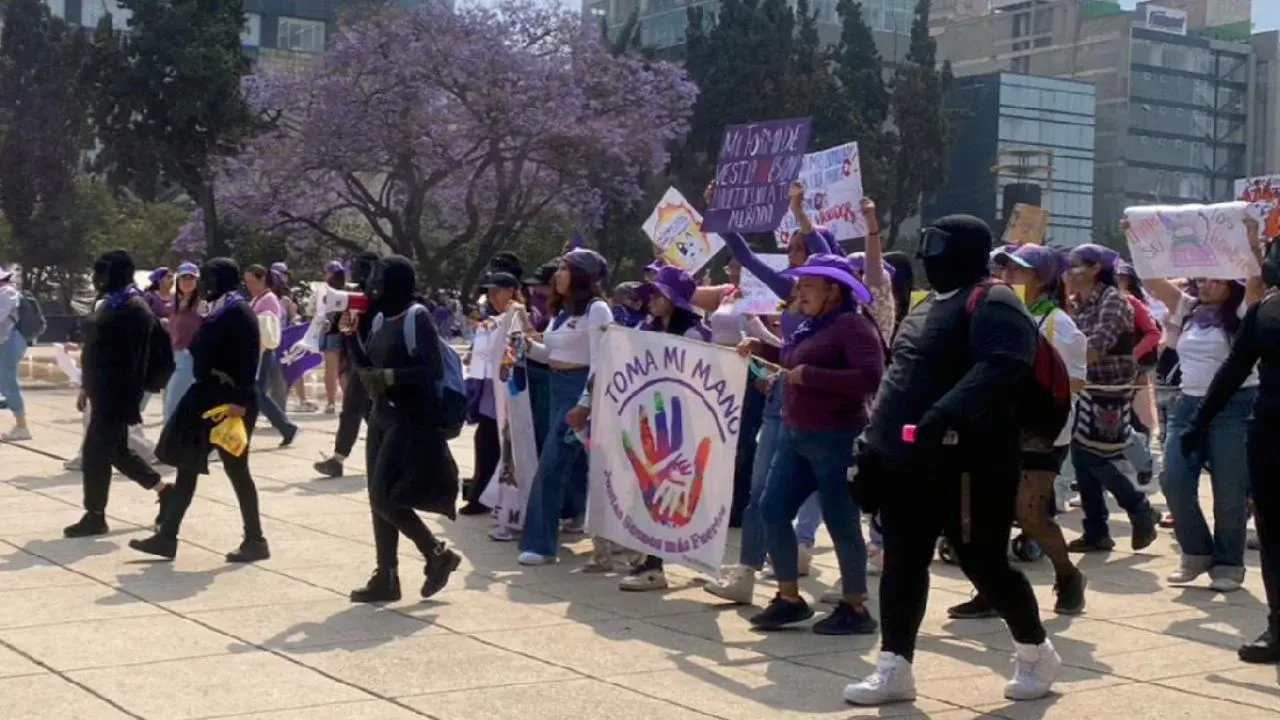 Manifestación feminista en CDMX exige justicia, salud y derechos este 8M