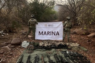 Marina captura a siete presuntos delincuentes con arsenal y droga en Michoacán