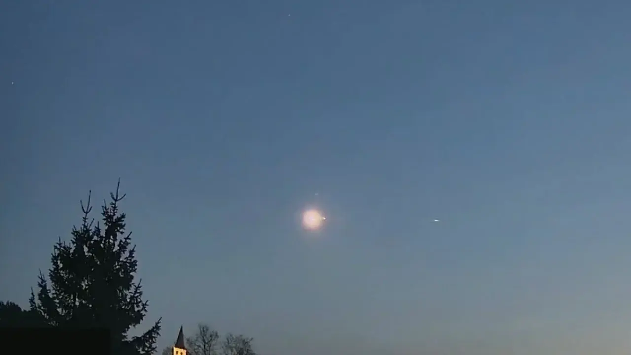 Meteorito fragmentado daña vivienda en Lieja; visto también en Francia y Alemania