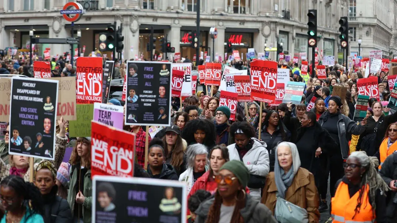 Miles de mujeres marchan en Reino Unido contra misoginia y desigualdad