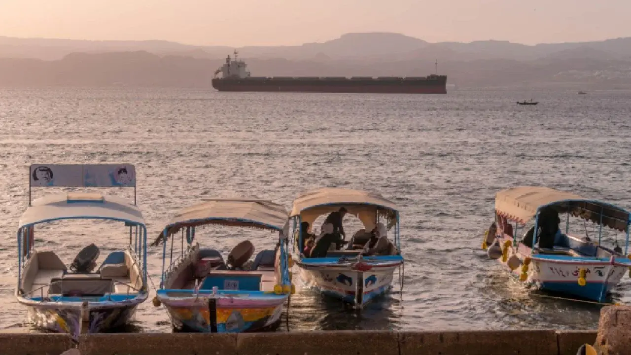 Omán: 150 buques cisterna detenidos en Golfo Pérsico tras cierre de Ormuz