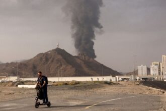 OMS advierte riesgos sanitarios por lluvia ácida tras ataques en Irán