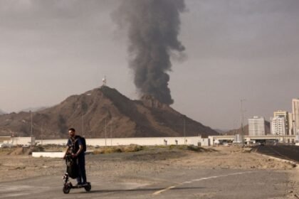 OMS advierte riesgos sanitarios por lluvia ácida tras ataques en Irán