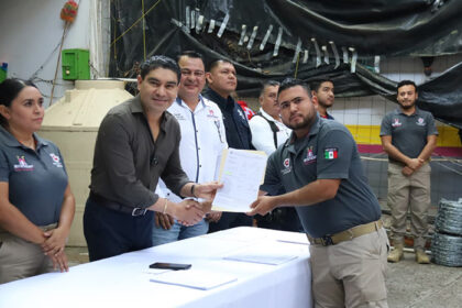 Pablo Varona entrega pólizas de vida a policías municipales de Huetamo