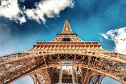 París subastará tramo original de la escalera de la Torre Eiffel